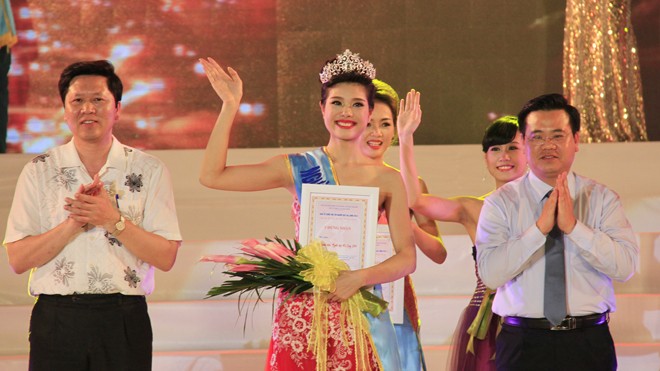 Đỗ Thị Huệ nhận danh hiệu Người đẹp Hạ Long 2014
