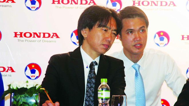 Ông Toshiya Miura (trái) ự tin khẳng định tuyển bóng đá nam sẽ giành kết quả cao tại AFF Cup 2014. Ảnh: Tường Vũ