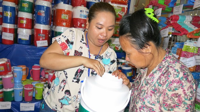 Khách hàng Campuchia chọn mua bình, thùng giữ nhiệt của Nhựa Đồng Tâm. 