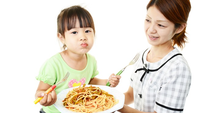  Nhiều người mẹ quan niệm việc ăn đồ ngon, đồ bổ sẽ giúp con cao lớn thông minh, nhưng không hiểu rằng dinh dưỡng hợp lý đến từ những bữa ăn đầy đủ 4 nhóm chất dinh dưỡng và cách chế biến khoa học