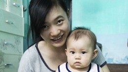  “Dù chịu bao nhiêu cực nhọc, vẫn luôn dặn lòng cố gắng vượt qua để anh yên tâm nơi đầu sóng” - chị Võ Thị Nghĩa, vợ của Trung úy Nguyễn Văn Ngọc.