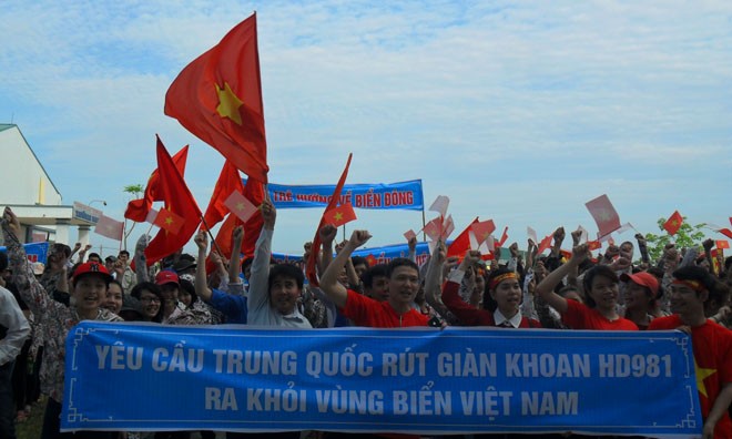 Thanh niên Thanh Hóa tổ chức mít tinh tuyên truyền về chủ quyền biển, đảo của Việt Nam; lên án những hành động sai trái của Trung Quốc. Ảnh: Hoàng Lam.