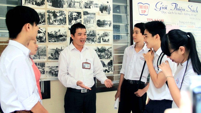 Thầy Quang trao đổi với học sinh nhà trường về môn Lịch sử. Ảnh: Nguyễn Huy 