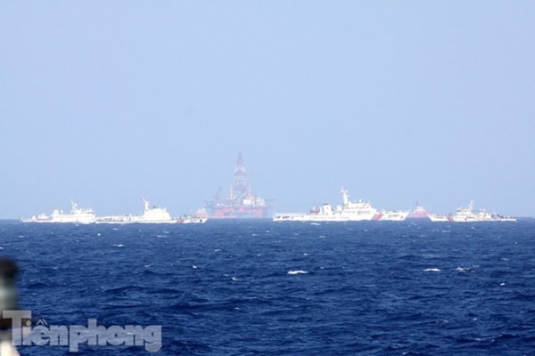 Trung Quốc cử nhiều tàu bảo vệ giàn khoan Hải Dương 981, đặt trái phép trên vùng biển của Việt Nam. Ảnh: Nguyễn Huy. 