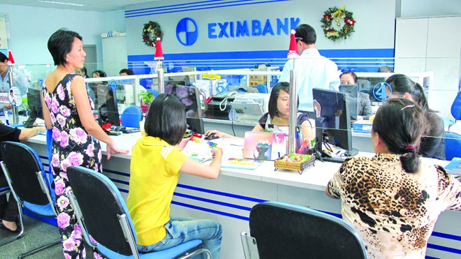 Khách hàng giao dịch tại Eximbank