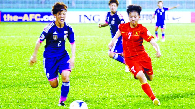 ĐT nữ Việt Nam (phải) không thể gây bất ngờ trước nhà ĐKVĐ thế giới Nhật Bản. ảnh: T.Vũ