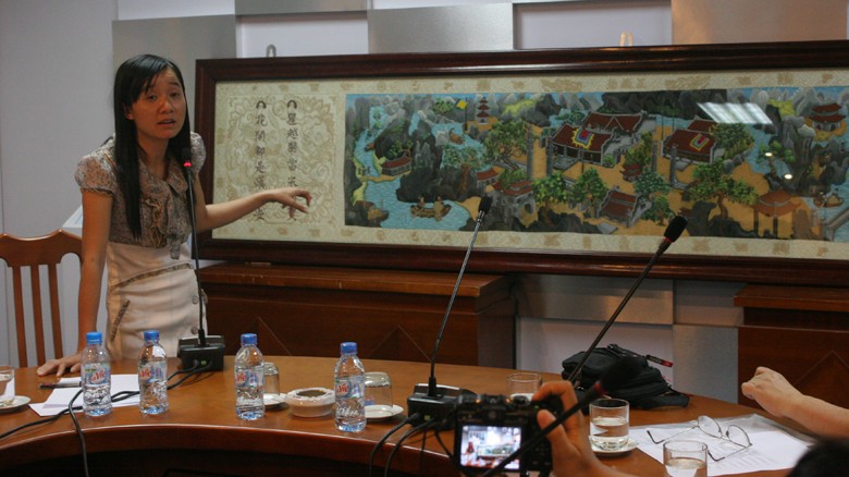 Bà Phạm Thị Hoài thuyết trình về bức tranh trong buổi lấy ý kiến các nhà khoa học và mỹ thuật, ngày 15/5/2010. Ảnh: Trần Thanh