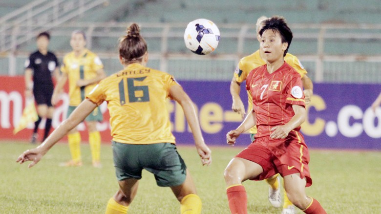 Các cầu thủ nữ Việt Nam đã có trận đấu kiên cường trước nhà ĐKVĐ châu Á Australia tối qua. Ảnh: T.Vũ