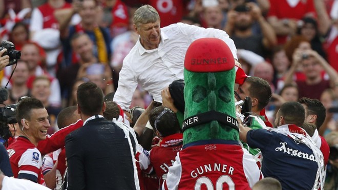 Đã lâu lắm rồi HLV Wenger mới được nếm men chiến thắng. Ảnh: Getty Images 