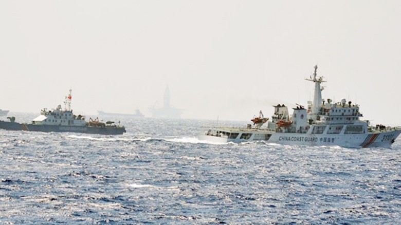 Ngày 20/5, Trung Quốc vẫn duy trì hơn 90 tàu để bảo vệ giàn khoan Hải Dương 981 đặt trái phép trong vùng biển Việt Nam, sẵn sàng phun nước, đâm vào các tàu chấp pháp của Việt Nam. Trong ảnh: Tàu Hải cảnh Trung Quốc (phải) truy cản tàu CSB 4032 của Việt Na