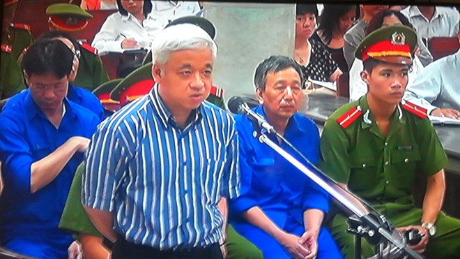  Trước tòa, bầu Kiên vẫn giữ “khẩu khí” như thời chưa lâm vòng tố tụng. Ảnh: Bảo Thắng 