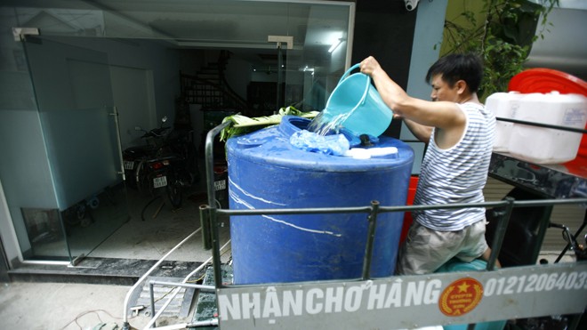  Người dân ngõ 54 đường Trung Văn đang phải mua nước sạch dùng hằng ngày. ảnh: như ý