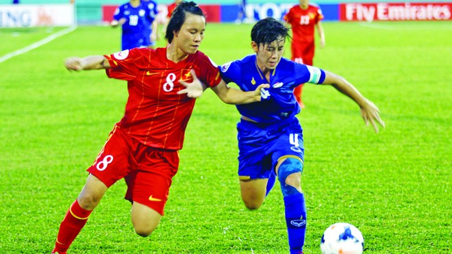  ĐT nữ Việt Nam (trái) không thể vượt qua Thái Lan để giành tấm vé dự World Cup năm sau. Ảnh: T.Vũ