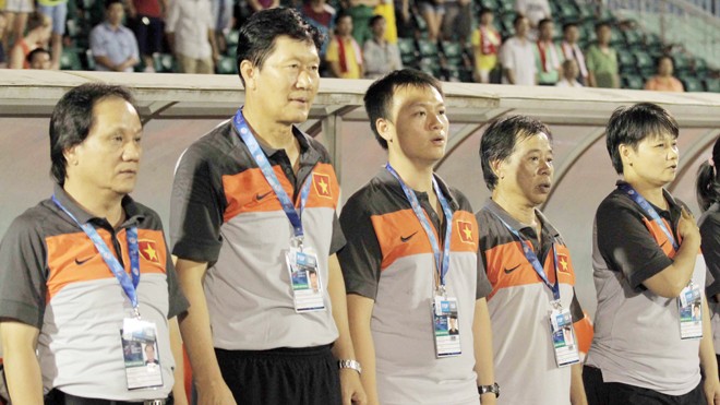 VFF chưa quyết định có tiếp tục gắn bó cùng HLV Trần Vân Phát (thứ 2 bên trái) hay không sau thất bại ở chiến dịch săn vé dự World Cup 2015. ảnh: T.Vũ