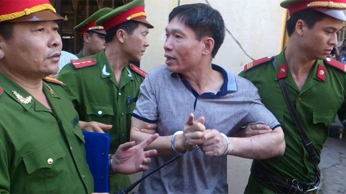  Sau phiên tòa, Dương Tự Trọng bị áp tải lên xe thùng về trại giam 