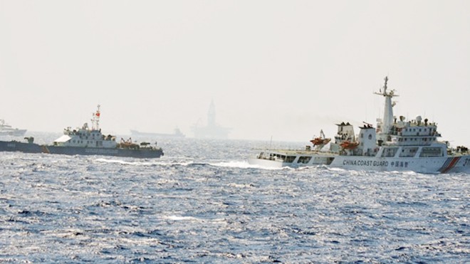 Tàu hải cảnh Trung Quốc truy cản tàu CSB 4032 của Việt Nam, không cho tiếp cận giàn khoan Hải Dương 981. Ảnh: Cảnh sát biển Việt Nam
