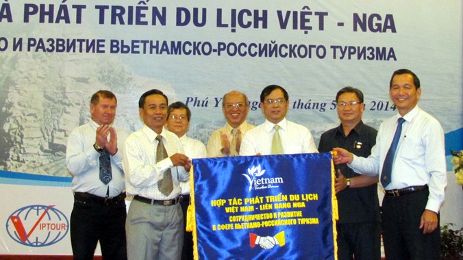 Đại diện lãnh đạo UBND tỉnh Phú Yên trao cờ đăng cai Hội thảo Hợp tác, phát triển du lịch Việt - Nga năm 2015 cho đại diện UBND tỉnh Bình Thuận
