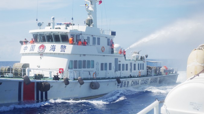 Tàu Trung Quốc bắt đầu phun vòi rồng vào tàu của Việt Nam. Ảnh: công định
