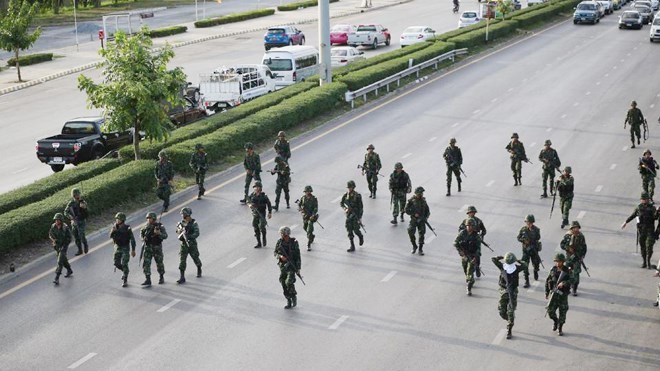 Binh sĩ Thái Lan tuần tra trên đường phố Bangkok sau đảo chính. Ảnh: AP