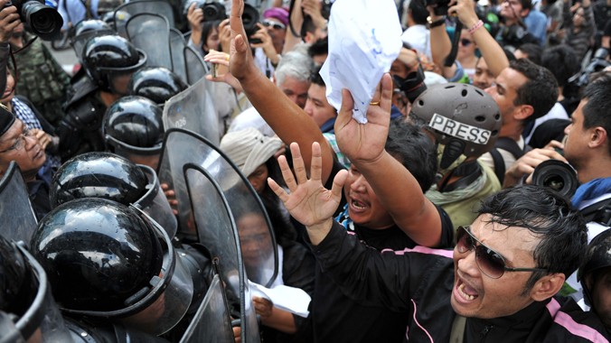  Binh lính Thái Lan chặn cuộc tuần hành chống đảo chính hôm 24/5 tại Bangkok. Ngày 25/5, hàng nghìn người lại biểu tình ở thủ đô Thái Lan. Ảnh: AOL