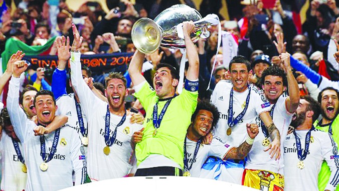 Đội trưởng Casillas nâng cao chiếc cúp Champions League thứ 10 trong lịch sử Real Madrid. Ảnh: Getty Images 