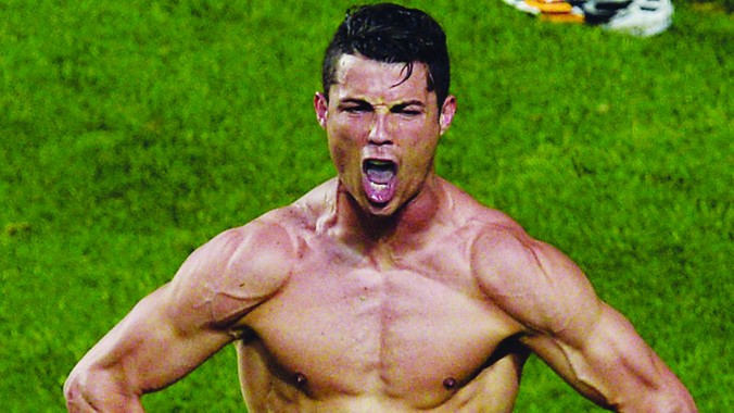 Ronaldo khoe “phom” chuẩn sau khi ghi bàn ấn định chiến thắng cho Real Madrid. Ảnh: AP 