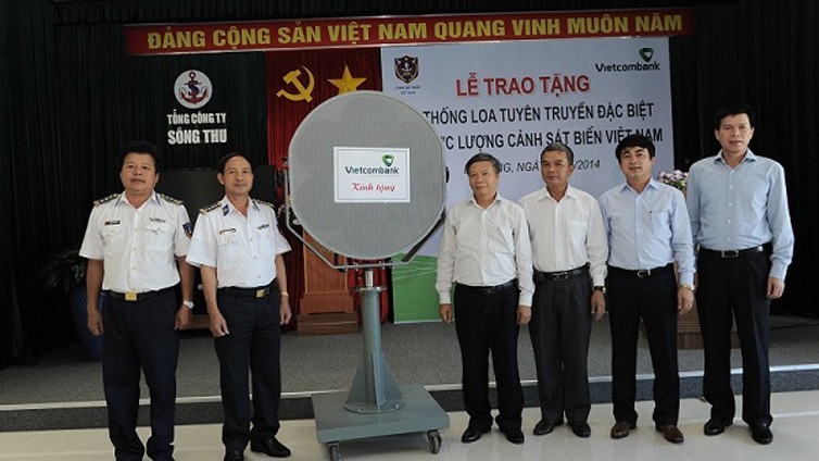 Ban lãnh đạo Vietcombank bàn giao loa tuyên truyền đặc biệt cho lực lượng CSB VN
