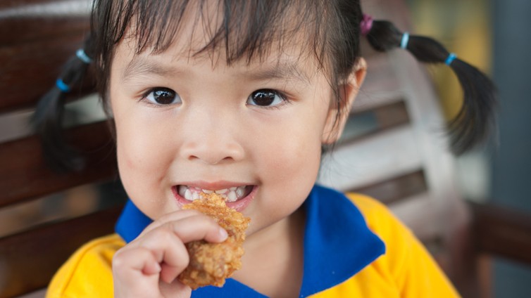  Bữa ăn hàng ngày của trẻ phải có ít nhất 15 loại thực phẩm khác nhau đến từ bốn nhóm thực phẩm bao gồm bột đường, đạm, chất béo và rau