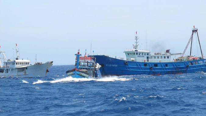 Các tàu Trung Quốc hung hãn vây bủa hòng đâm chìm tàu cá của ngư dân Việt Nam - hậu quả là tàu cá DNa 90152 đã bị đâm chìm
