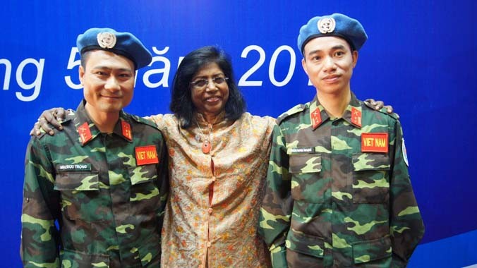 Phó Tổng Thư ký LHQ Amecrah Haq (giữa) và hai sỹ quan Việt Nam tham gia lực lượng gìn giữ hòa bình LHQ tại Nam Sudan. Ảnh: Nguyễn Minh