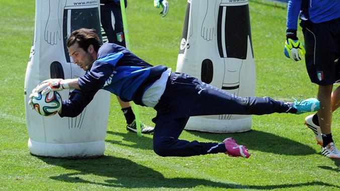 Thủ môn Buffon tích cực tập luyện cùng các đồng đội trong đội tuyển Italia. Ảnh: Getty Images