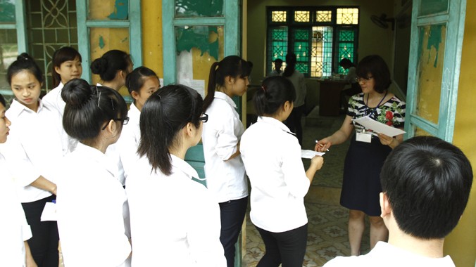 Học sinh đang làm thủ tục vào phòng thi tại trường THPT Yên Viên Hà Nội năm 2013. Ảnh: Như Ý