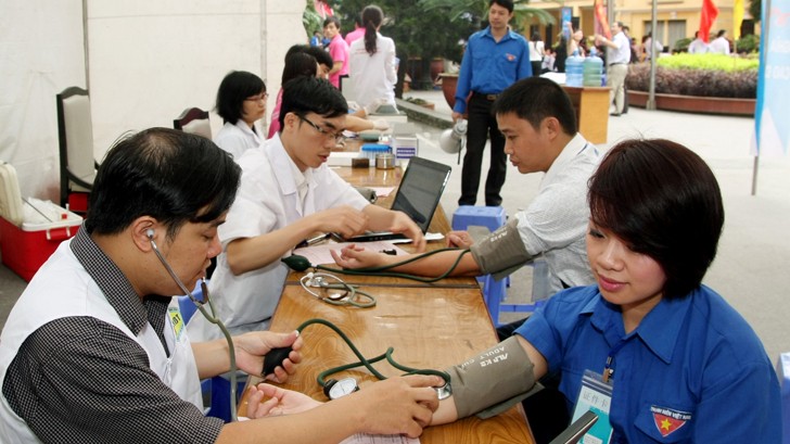Đoàn viên thanh niên hiến máu tại Bộ Giao thông vận tải - Hà Nội. Ảnh: Ngọc châu