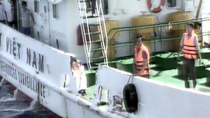 Tàu chấp pháp Việt Nam bị tàu Trung Quốc hung hãn đâm gãy lan can