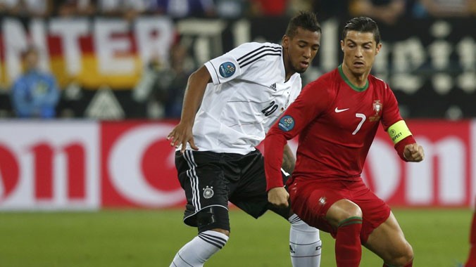Áp lực kỳ vọng luôn đè nặng lên đôi vai Ronaldo (phải) ở những giải đấu lớn. ảnh: Getty Images 