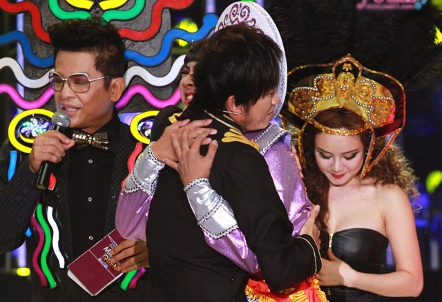 Nghệ sỹ Hoài Linh xúc động ôm con trai trong đêm chung kết Gương mặt thân quen 2014
