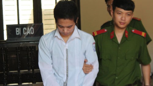 Nguyễn Văn Tùng bị dẫn giải về trại giam. Ảnh: VnExpress