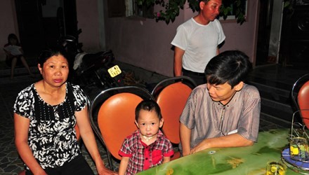 Bảo Cung và BS Nguyễn Đăng Huề (phải), mẹ nuôi Nguyễn Thị Xuân (trái). Ảnh: Quang Long
