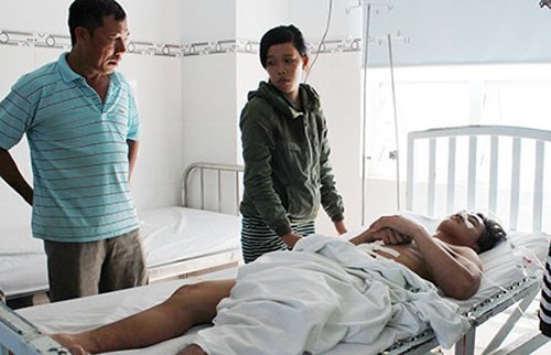 Anh Trung đang được điều trị tại BV tỉnh Ninh Thuận. Ảnh: M.Trân