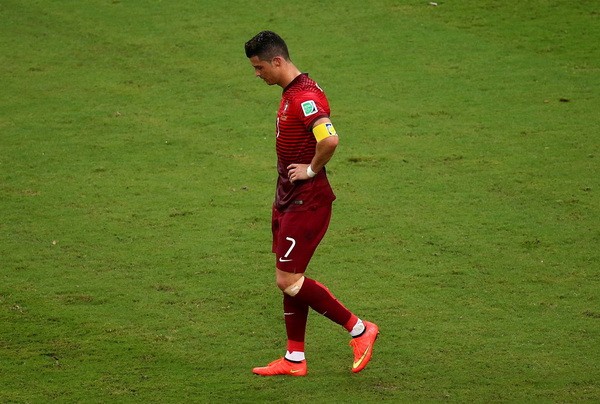 Ronaldo: ‘Anh thua rồi, chàng playboy đá bóng’