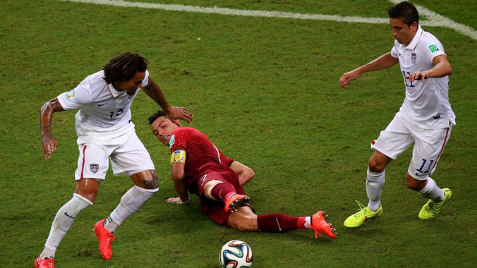 Ronaldo tỏ ra yếu đuối trong vòng vây cầu thủ Mỹ. Ảnh: Getty Images