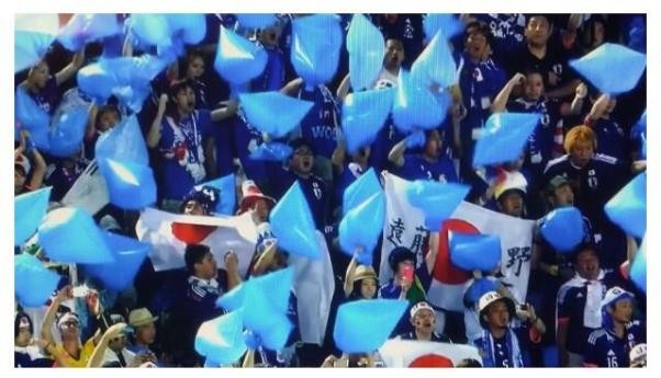 Trận đấu giữa Nhật Bản và Colombia đêm qua, khu vực khán đài của CĐV Nhật Bản xuất hiện những vật kỳ lạ- những chiếc túi bóng màu xanh. Đó chính là công cụ mà CĐV Nhật Bản đã dùng để cổ vũ đội bóng của họ. 