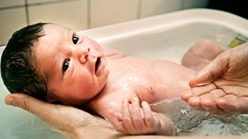 Vệ sinh cơ thể bé sạch sẽ mỗi ngày là cách tốt nhất để phòng tránh viêm da, rôm sẩy cho bé. (Ảnh minh họa)