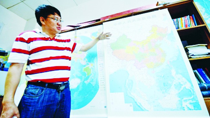 Tấm bản đồ dọc phi pháp mà Trung Quốc vừa xuất bản. Ảnh: Xinhua