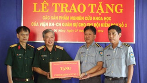 Thiếu tướng Hoàng Bằng (thứ 2 từ trái qua), Chính ủy Viện Khoa học và Công nghệ Quân sự trao tặng khẩu phần ăn dạng tuýp cho chi đội kiểm ngư