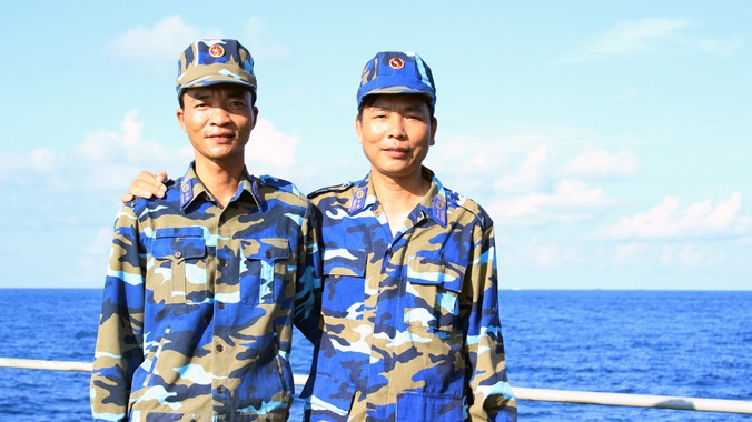 Hai anh em Vũ Văn Ngọc (phải) và Vũ Văn Kiên trên tàu CSB 8003 giữa biển Hoàng Sa. Ảnh: My Lăng 
