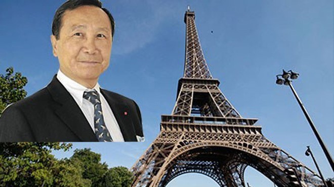 Ông Chuc Hoang và tháp Eiffel. Ảnh: SITE VIETNAM-REX