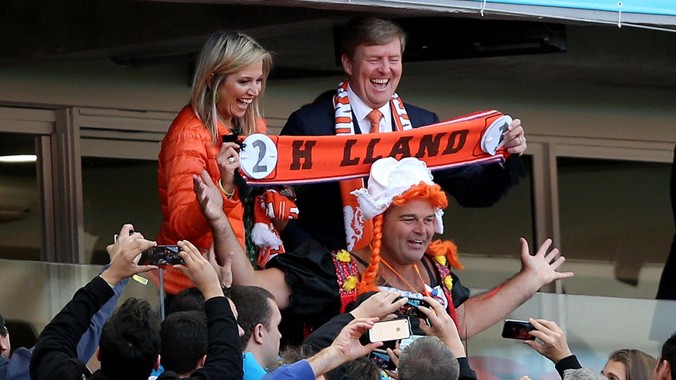 Vua và Hoàng hậu Hà Lan trên khái đài World Cup. Ảnh: AP