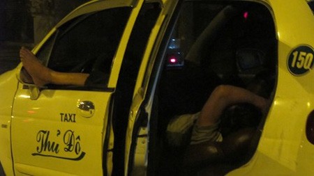 Tài xế taxi Hà Nội lo sợ “Kiều nữ bóng đêm”