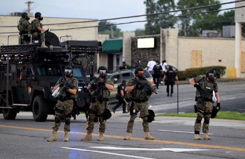 Cảnh sát chống bạo động chốt giữ trên đường phố Ferguson